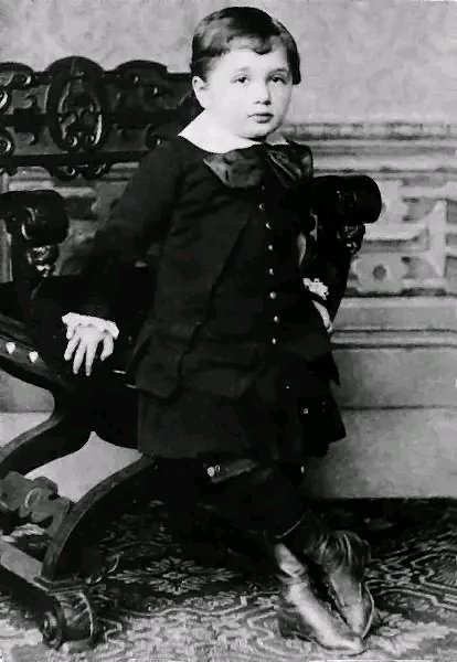 ElectrifyMee's tweet photo. #ThrowbackThursday: #AlbertEinstein at the age of three in 1882. https://t.co/1Ha4JaID6q
