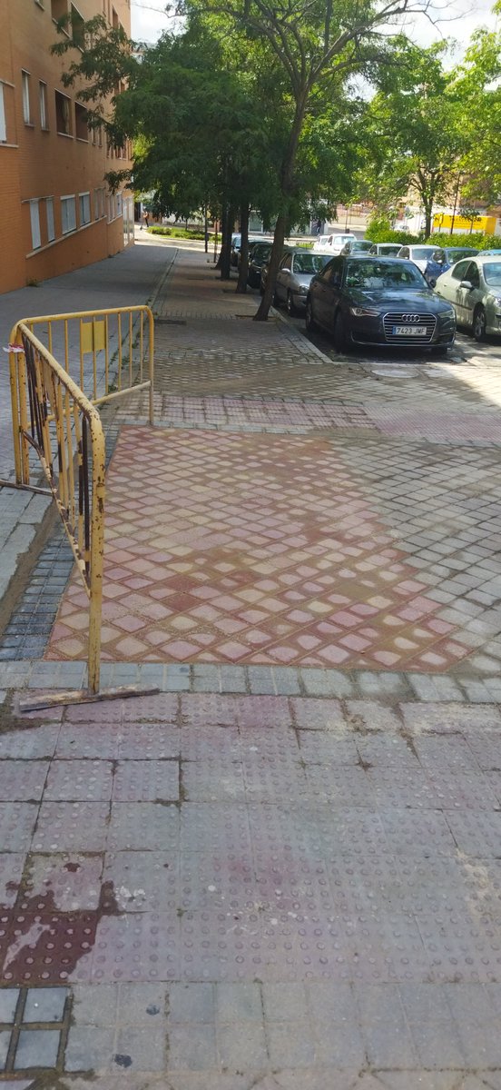 c_mantenimiento's tweet photo. Seguimos día tras día mejorando #Alcorcón escuchando a l@s vecin@s, de entre las muchas actuaciones que estamos llevando a cabo en el día de hoy, se encuentran: reparación de pavimentos en las calles: Helsinki, Bratislava y Berlín, perdonen las molestias, muchas gracias https://t.co/IwYUixWQNG