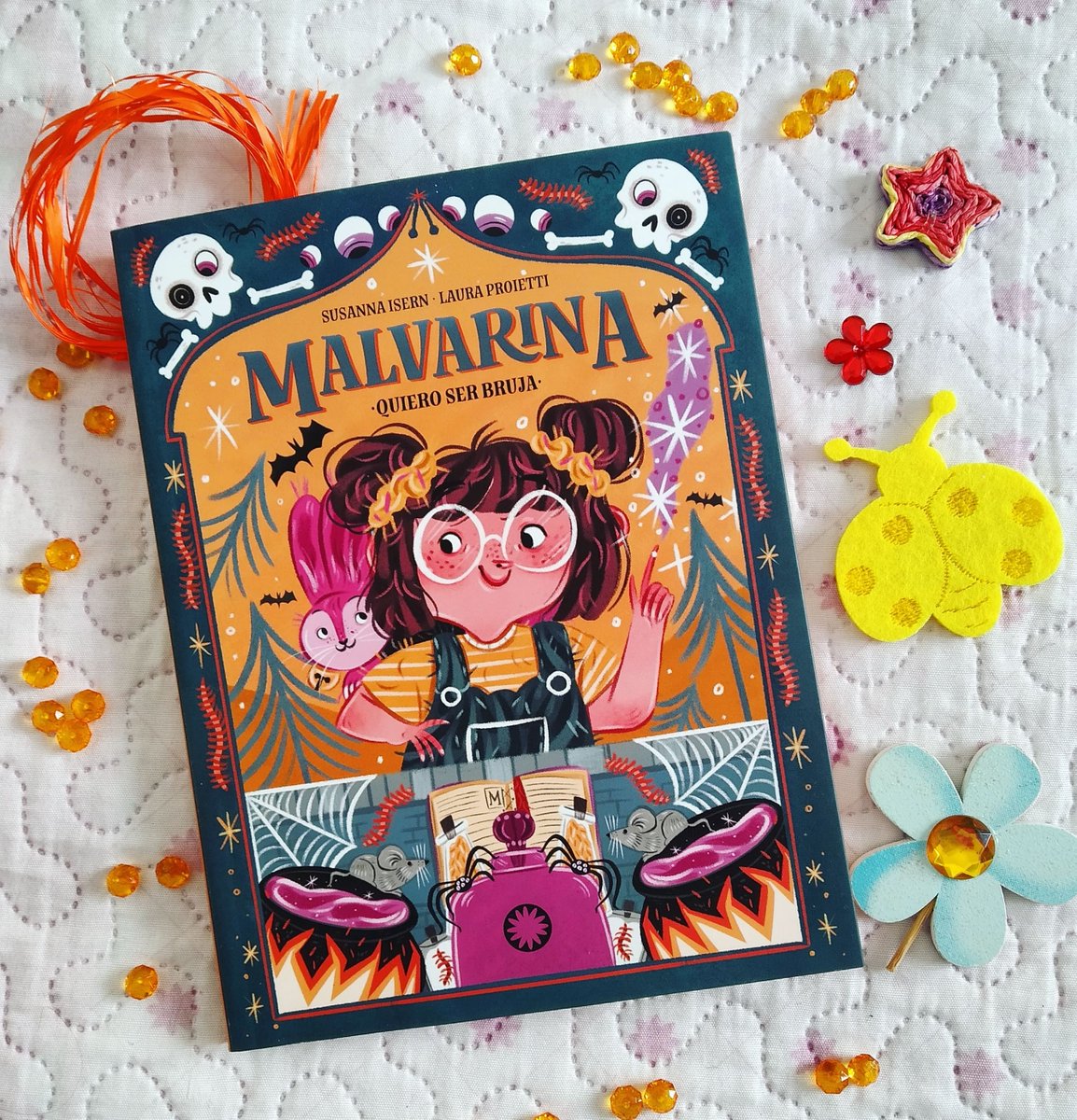 Nueva reseña infantil en el blog, esta vez os traigo una bruja de lo más simpática: Malvarina, de @EdFlamboyant 

losauguriosdelaluna.blogspot.com/2023/05/resena…