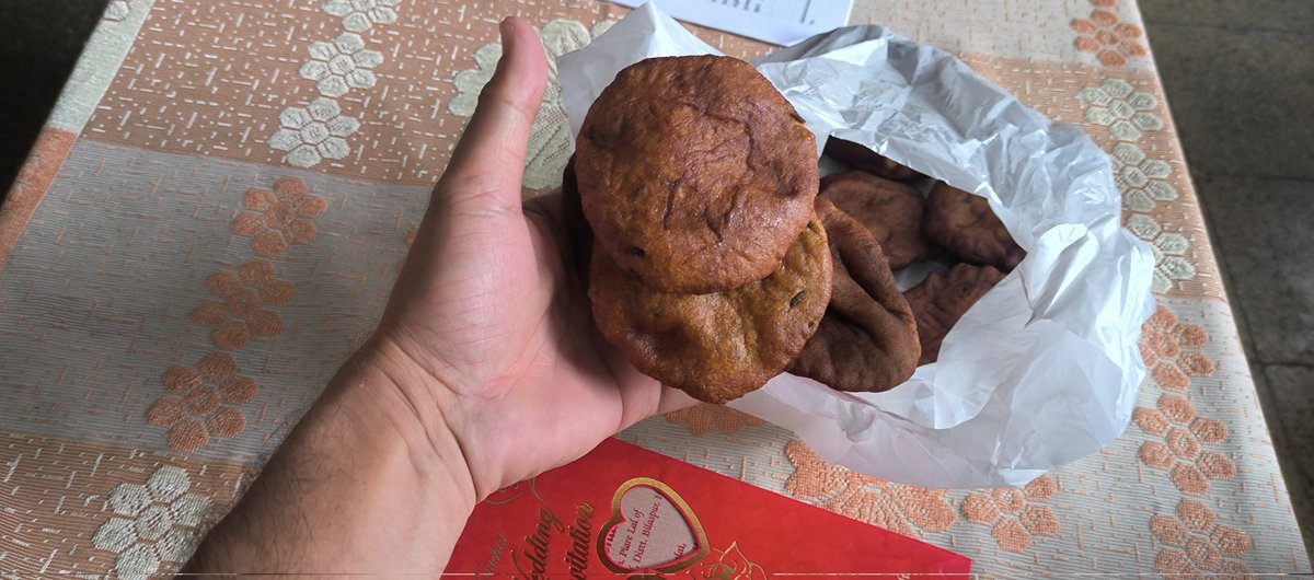 __Phahari_Guy_'s tweet photo. प्रिय मित्रों,
हमें शादी का एक और न्यौता मिला है। हिमाचल में बबरू (मीठी रोटी) देने की पुरानी परंपरा है। मिठाई और शादी का कार्ड नया चलन है। चलो एक और हिमाचली धाम खाने का मौका मिलेगा।
#Hills #Marriage Invitation #tradition #Babru #Himachali dhaam https://t.co/4EMHFXvv0d