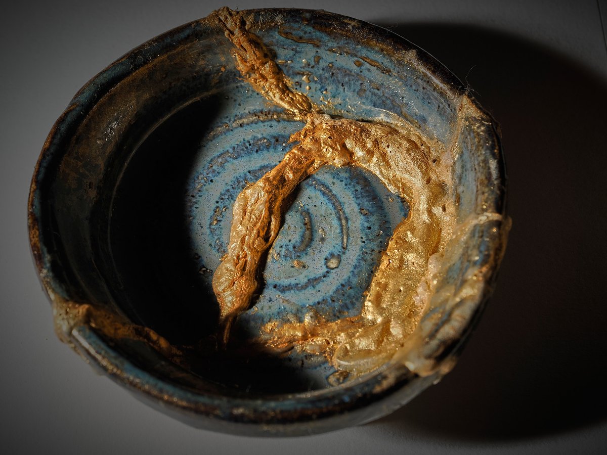 1/2 Mended with Gold’ by Yohanna Yared. A piece of Kintsugi from the end-of-year iBAMH ‘Proud Flesh’ Exhibition, now finished, but available online at

medicine360.co.uk/copy-of-ibamh-…

Please visit!

#medhums