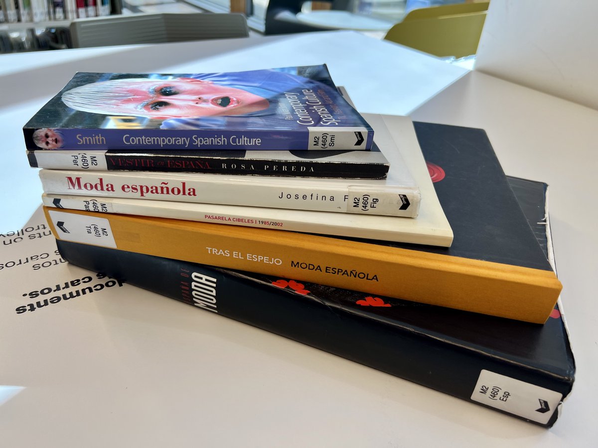 🧐📚Els nostres usuaris consulten... 

#llegirdisseny #leerdiseño #readingdesign
#llibresdedisseny #librosdediseño #designbooks  #moda #modaespanyola #modaespañola #fashion #spanishfashion #fashiondesign