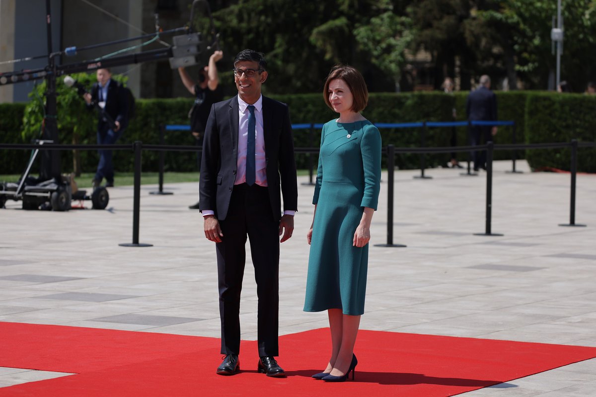 Prime Minister @RishiSunak arrives at Mimi Castle and greets President @sandumaiamd. Moldova and the UK are close political, economic and cultural partners and committed to addressing shared challenges such as European security and continued support for Ukraine.
