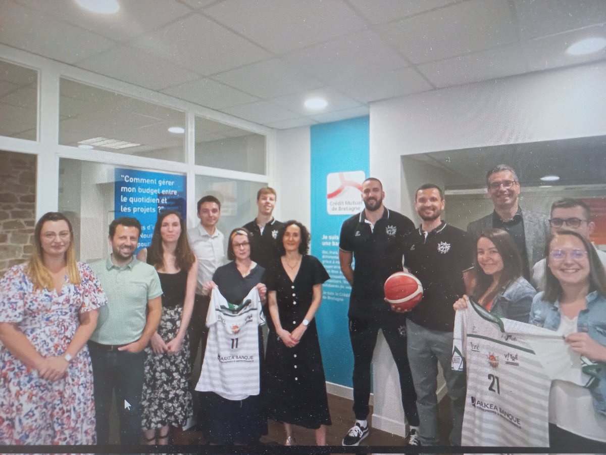 UT de VITRE - CMB (@utvitre) on Twitter photo Belle photo d'équipe avec <a href="/BasketAurore/">Aurore Vitré Basket</a> de Vitré 🏀🏀 et <a href="/UtVitre/">UT de VITRE - CMB</a>. Fiers du partenariat et de la très belle saison du club local en Nationale 1 Masculine. #territoires <a href="/CMBretagne/">CMBretagne</a> <a href="/WeAreArkea/">WAA|Actus</a> Belle photo d'équipe avec <a href="/BasketAurore/">Aurore Vitré Basket</a> de Vitré 🏀🏀 et <a href="/UtVitre/">UT de VITRE - CMB</a>. Fiers du partenariat et de la très belle saison du club local en Nationale 1 Masculine. #territoires <a href="/CMBretagne/">CMBretagne</a> <a href="/WeAreArkea/">WAA|Actus</a>