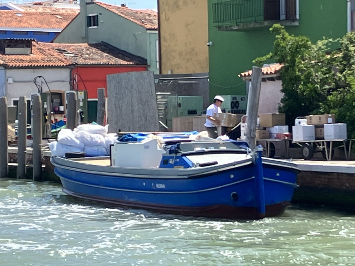 WSchoonenberg's tweet image. Wat er allemaal niet op zo’n steekwagentje kan. #dynamisch #gebruik #water #Venetië