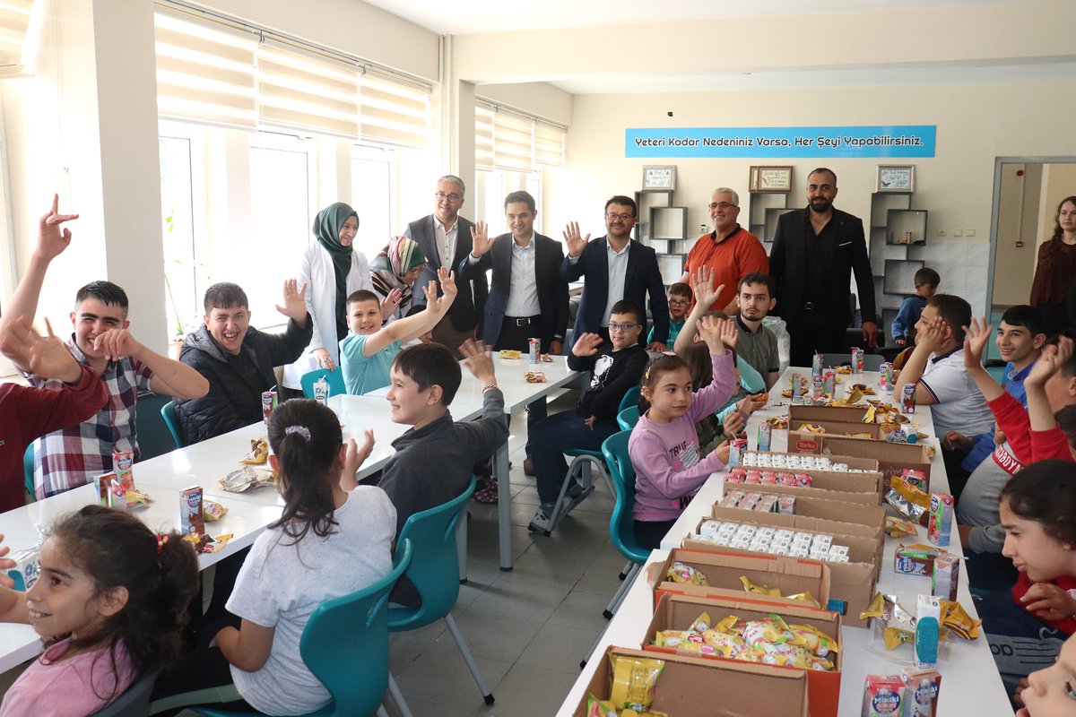 Süt hakkında toplumu bilinçlendirmek ve tüketimin artmasını teşvik etmek amacıyla her yıl 1 Haziran tarihi "Dünya Süt Günü" olarak kutlanmaktadır.
Üreticilerimizin ve Tüketicilerimizin 1 Haziran Dünya Süt Günü’nü tebrik eder hayırlara vesile olmasını dileriz.