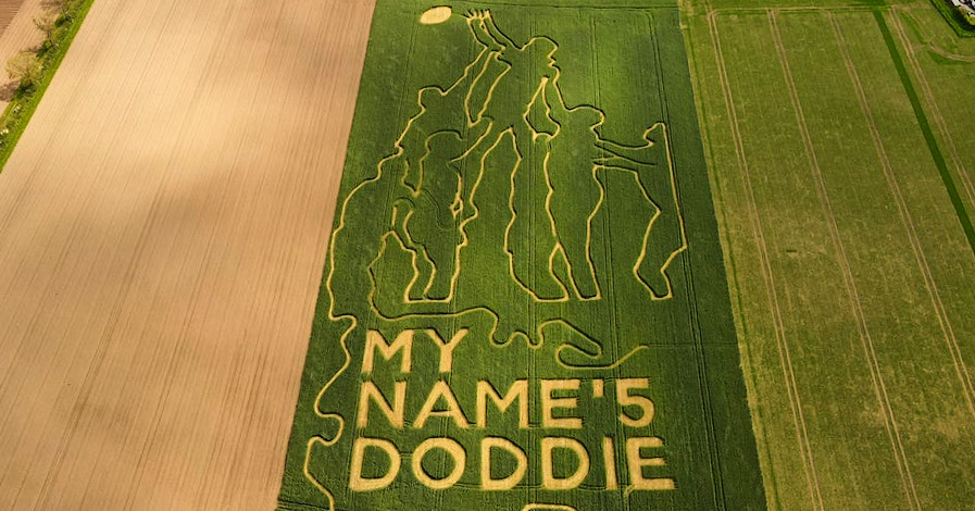 MNDoddie5's tweet image. What a way to 'sow' your support for the Foundation 🌾

We've got no idea how, but Crawford from Gloagburn Farm has created this brilliant image of our logo &amp;amp; Doddie jumping in a lineout in a rye field 👏

You can even walk around the field for a donation:
eventbrite.co.uk/e/the-doddie-w…