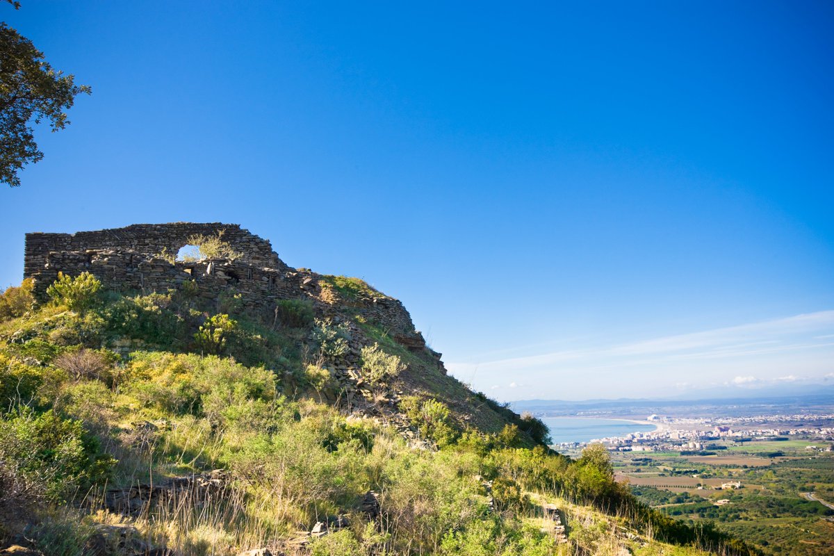 Reconnaissez-vous les vestiges de ce château qui nous offre de belles vues (bien que sur la photo il les cache 😜) et conserve des murs construits avec la technique 𝘰𝘱𝘶𝘴 𝘴𝘱𝘪𝘤𝘢𝘵𝘶𝘮 ?

👉 rb.gy/x11oa

@costabrava @badiaderoses @catexperience @patrimonigencat