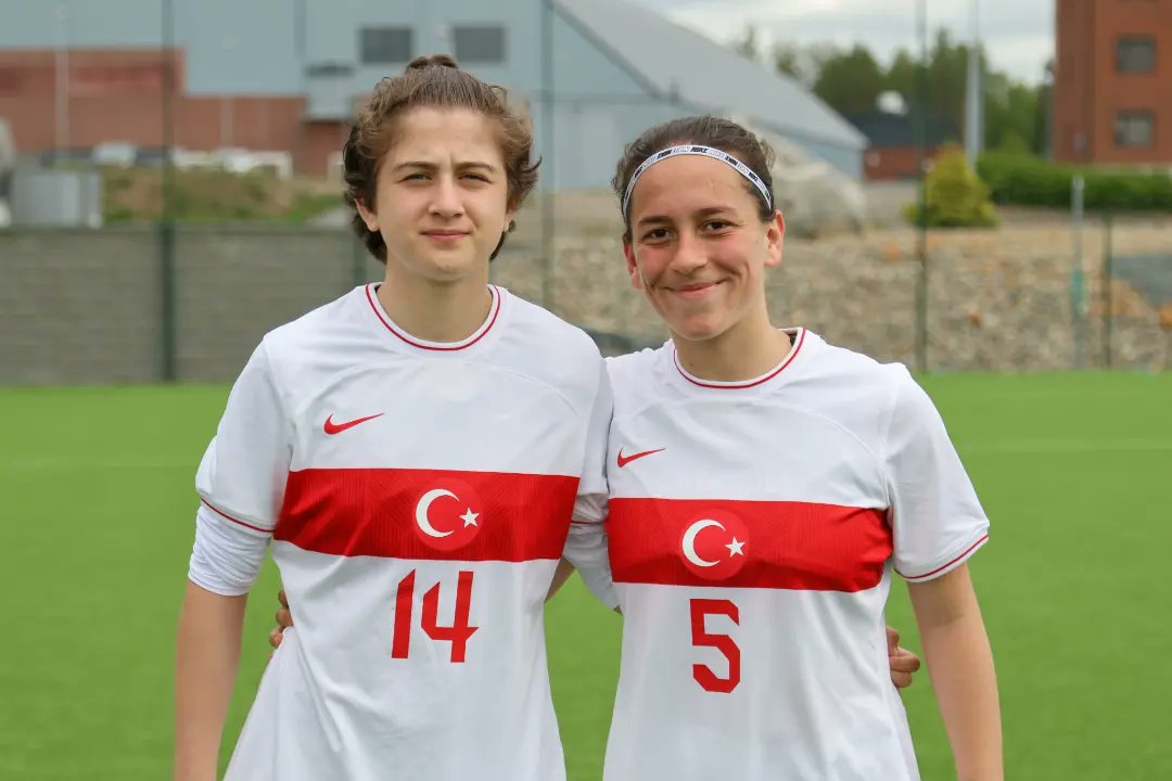 BarcaAcademyIst's tweet photo. Türkiye - İspanya U16 müsabaksında ilk 11'de başlayan sporcularımız Rabia Çakır ve Berra Pekgöz'ü tebrik eder, başarılarının devamını dileriz. ⚽️💙❤   @BarcaAcademy @fcbarcelona_tr https://t.co/ds0i1kptcJ