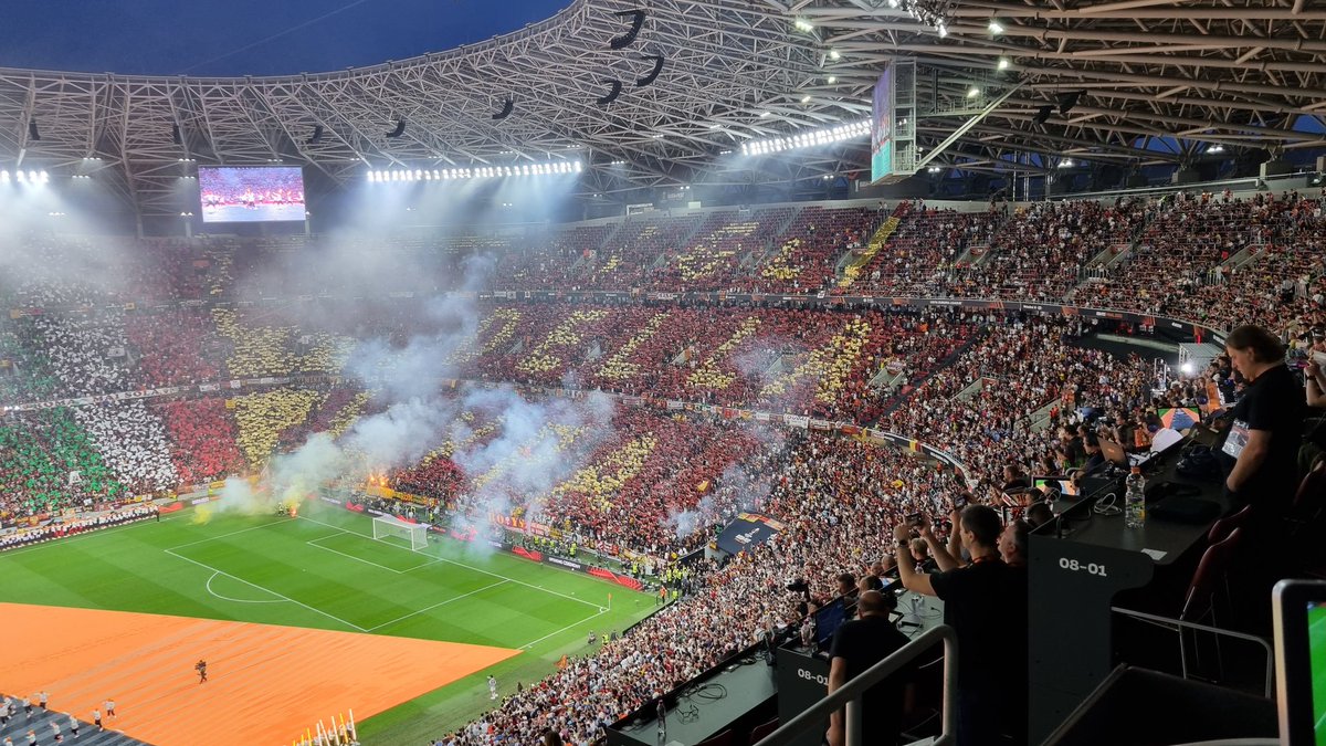Resta solo l'amore senza confini dei romanisti. Uomini, donne e bambini che non perdono mai. Ci saranno altre #Budapest. E magari sarà festa.
<a href="/OfficialASRoma/">AS Roma</a>