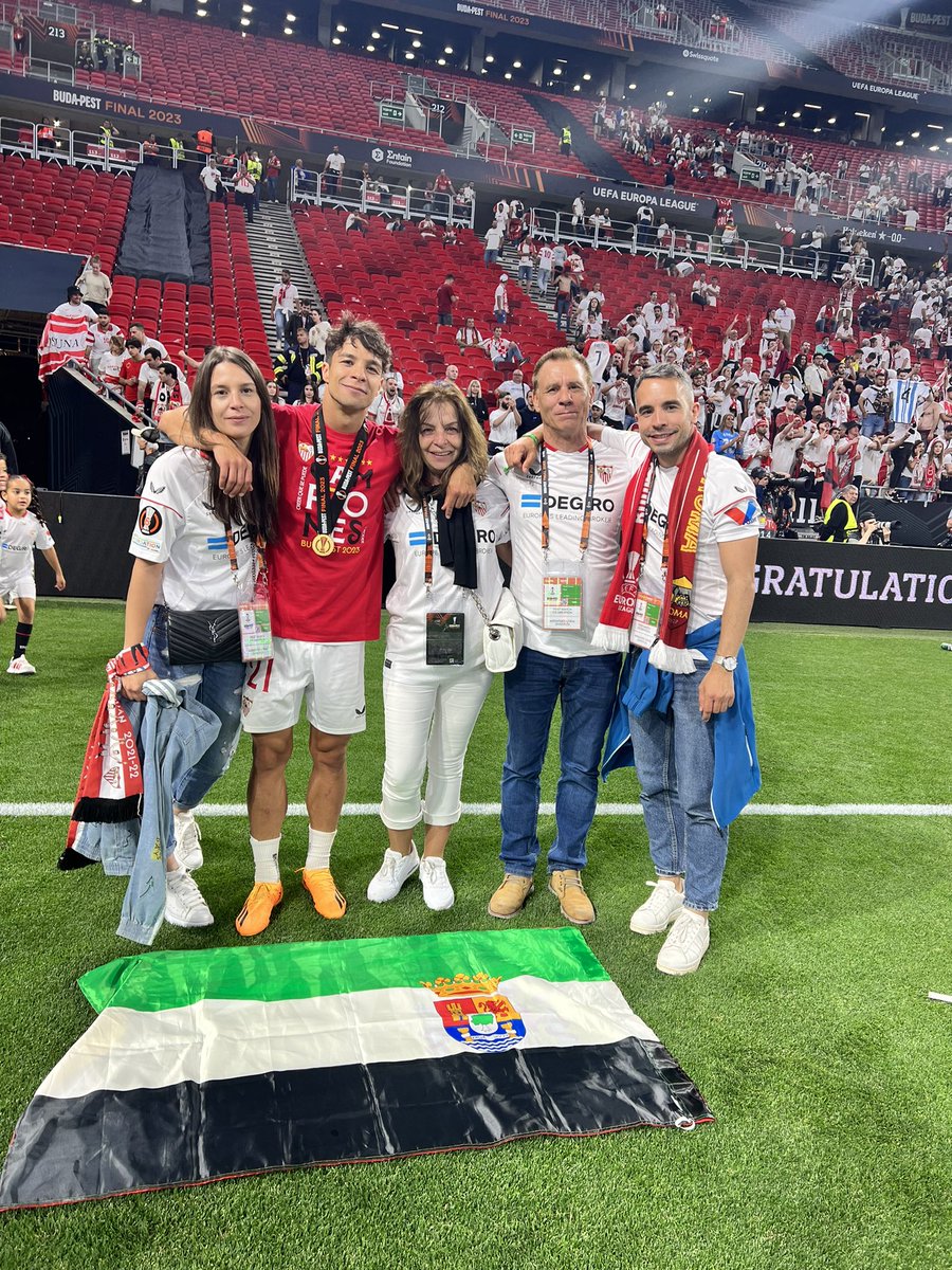 MORALO_CP's tweet photo. Desde el @MORALO_CP queremos felicitar a nuestro paisano @olitorres10 por su segundo título de Europa League, ambos en las filas del @SevillaFC https://t.co/kHjLGkLM7K