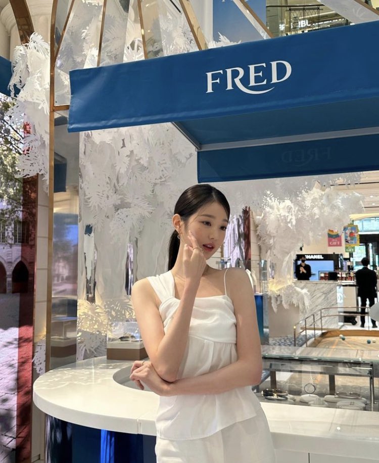 WonyoungGlobal's tweet photo. 📸 [PHOTO] 230601 Jang Wonyoung Instagram update

💌 Feeling like being in Southern France with countless sparkling jewels around me🤍 It was a sweet time that felt like traveling with @fredjewelry🩵✨✨

🔗 https://t.co/spjSBYnl2d

#IVE #아이브 #JANGWONYOUNG #장원영 https://t.co/p4pGLhVEId