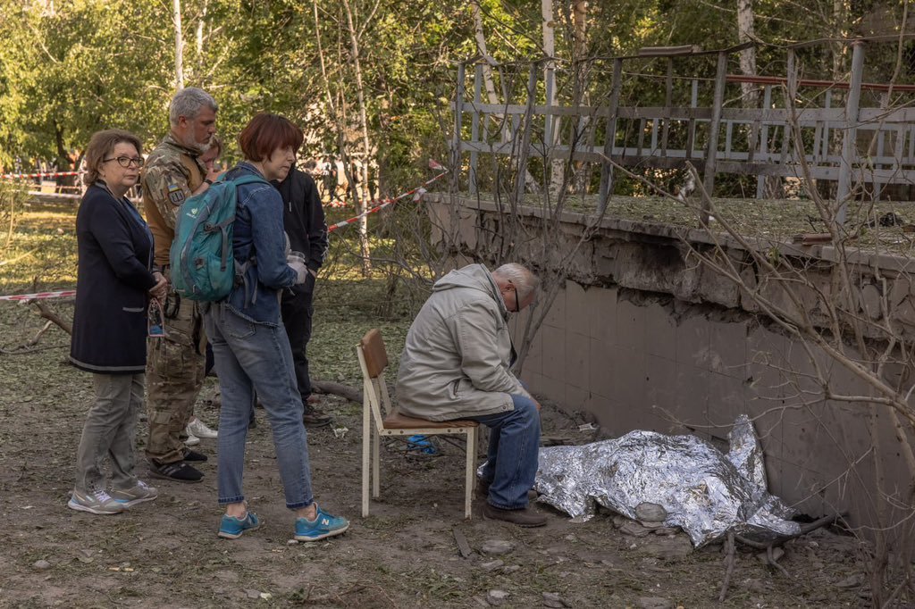 Kiyv, vanmorgen, na de Russische raketaanvallen.

De familie rouwt bij het lichaam van het 9-jarige meisje dat gisteravond is vermoord door Russen.