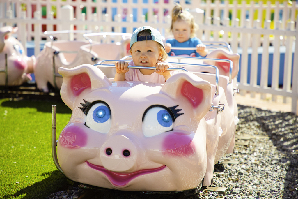 Blooloop's tweet image. .@JoraVision celebrates opening of Piggy Town at Särkänniemi. bit.ly/3IPhIm2