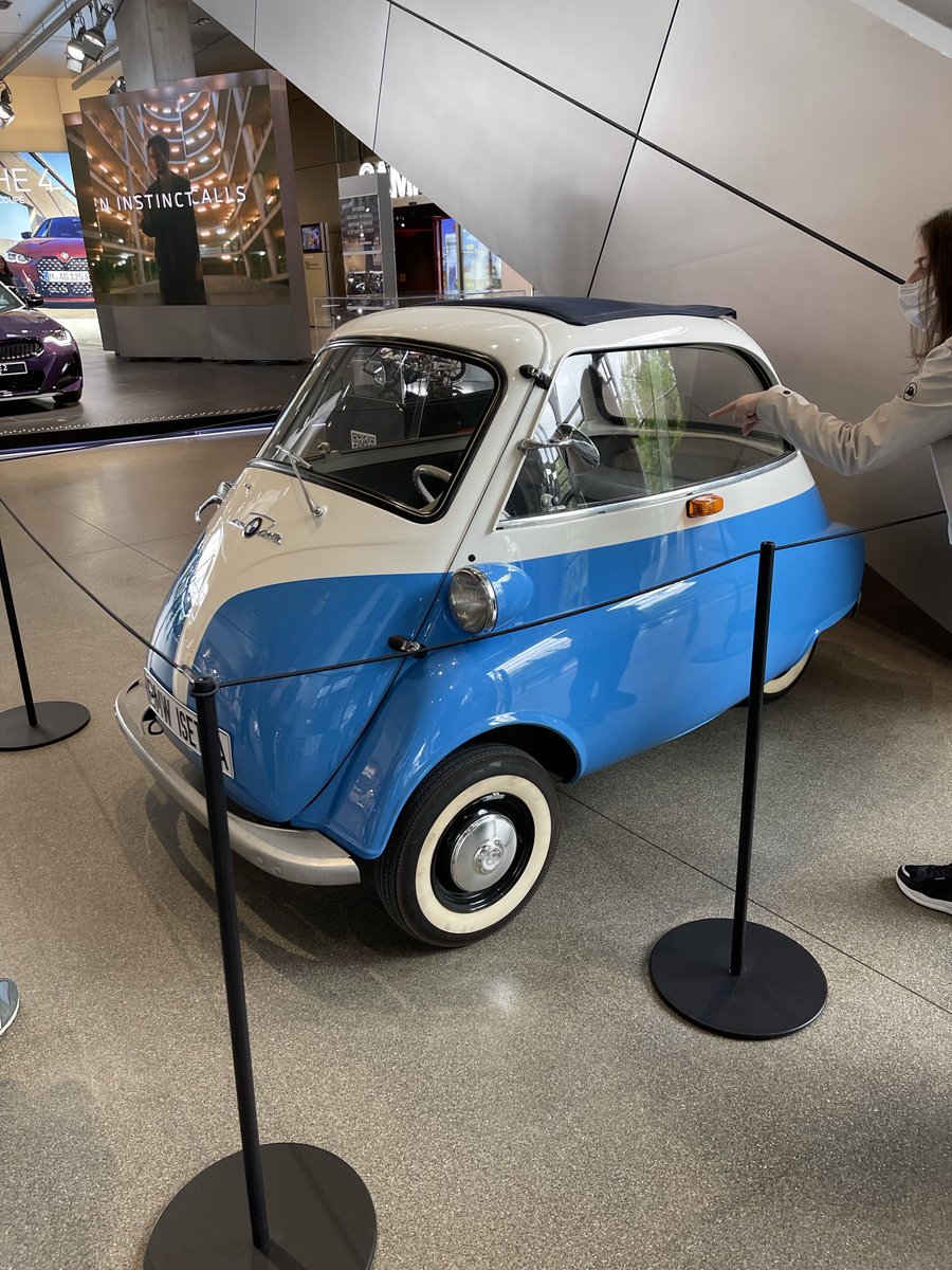 السلام عليكم 
قبل كم يوم كنت في ميونخ 
رحت معرض BMW 
لقيت سيارة كشخة بشتريها ورفضوا