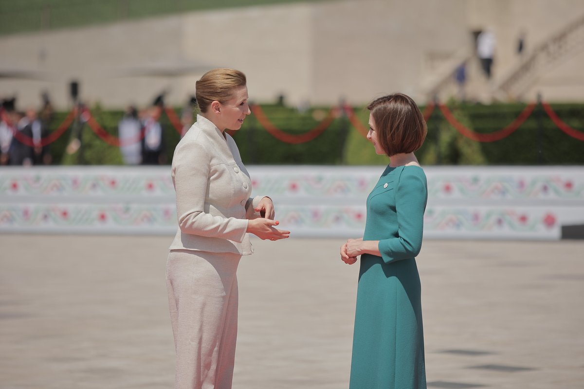 Prime Minister @Statsmin joins President @sandumaiamd at Mimi Castle. They will be taking part in discussions about security, energy resilience and connectivity at the second #EPCMoldova summit.