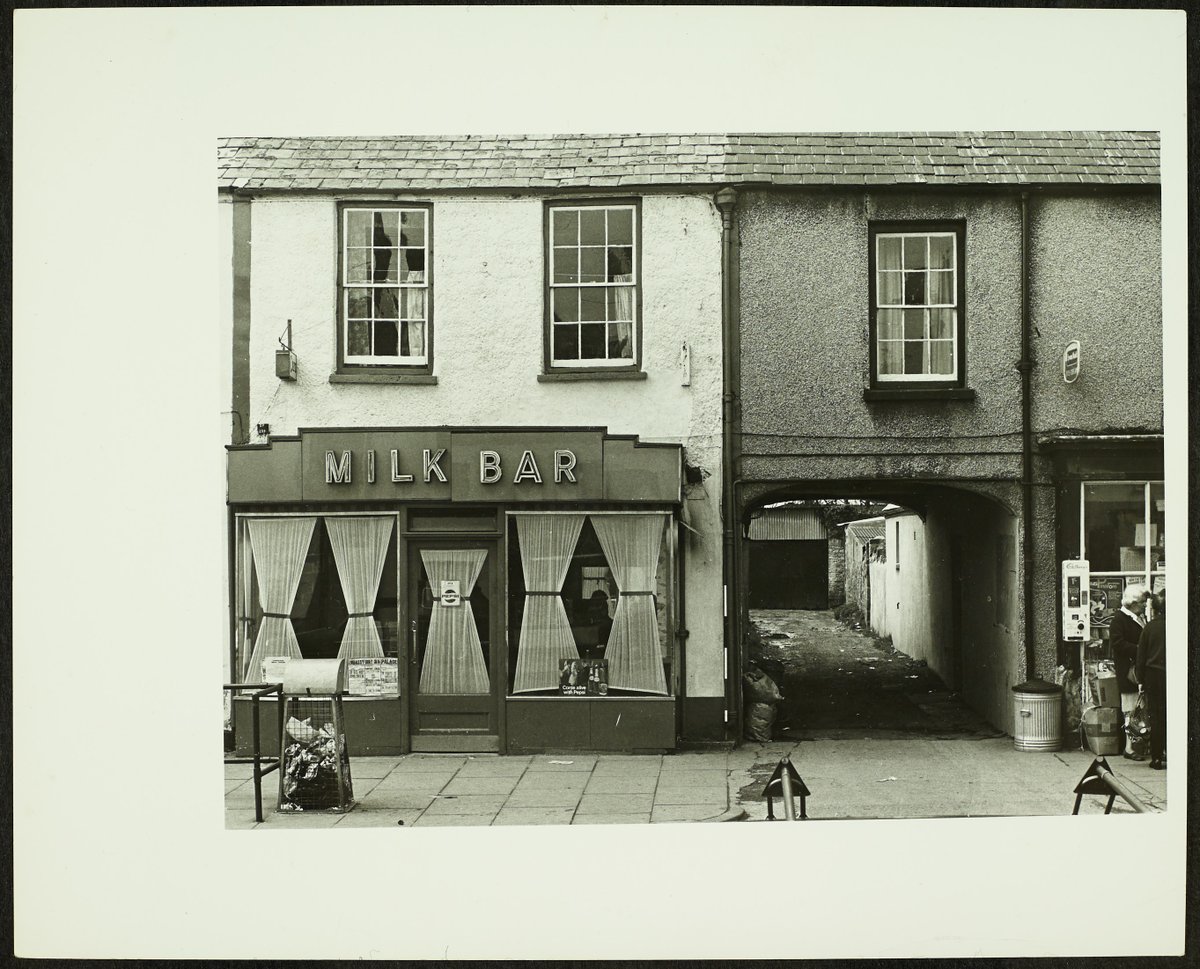 GlamArchives's tweet photo. Heddiw yw Dydd #Llaeth y Byd
Tynnwyd y llun yma yn y 1970au. Maeโn dangos y Milk Bar ar y Stryd Fawr yn y #Bontfaen. Maeโn ffurfio rhan o gofnodion adran cadwraeth Cyngor Bro Morgannwg. https://t.co/qqwp6IUlqQ