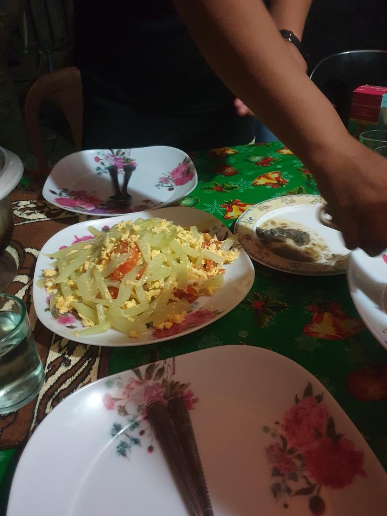 Today, i went to my kuya's place for bfast & he cooked me my fav dish: sayote w egg. Tonight, my pops cooked me the same dish for dinner @ home :') cute lang bc they rly know what i love hahaha if my mom cooked lunch for me at the office, i think she'd cook the same thing too :D