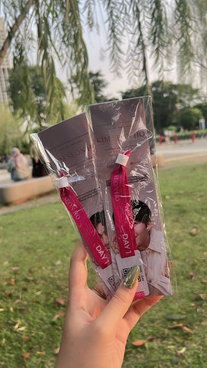 WTS Kim Seon Ho PINK 2 ticket! HARGA UNDER PROMOTOR! Jual rugi karna gabisa dateng. Tinggal masuk gapake tuker2 ticket #KimSeonHo #kimseonhojkt #KimSeonHoInJKT #Seonhohada #tiketkimseonho