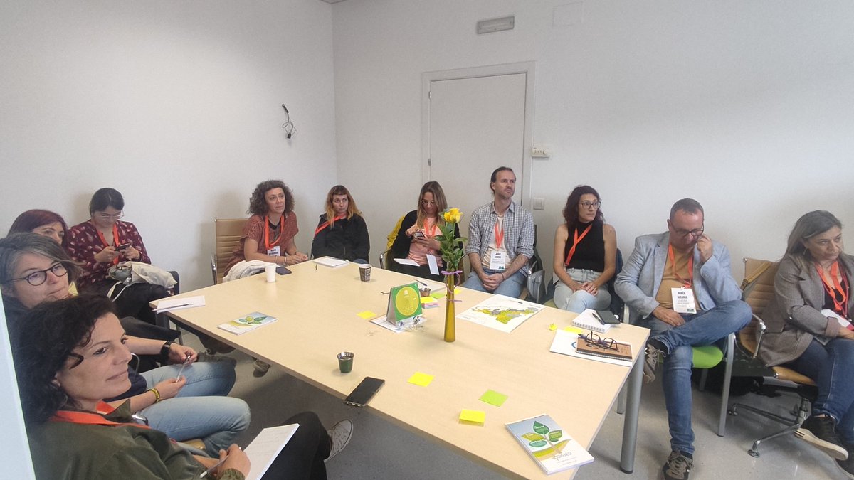 Pro_Odisseu's tweet photo. ➡️ Avui treballem conjuntament #Joventut i #GrupsLeader la jornada tècnica 'Talent Jove al Món Rural' per parlar sobre com evoluciona el projecte Odisseu.

També volem donar un cop d'ull al gran repte que existeix actualment: l'habitatge. 🏡

Una jornada ben enriquidora! 💕 https://t.co/j1dxG7mHsy