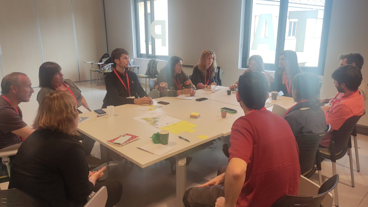 Pro_Odisseu's tweet photo. ➡️ Avui treballem conjuntament #Joventut i #GrupsLeader la jornada tècnica 'Talent Jove al Món Rural' per parlar sobre com evoluciona el projecte Odisseu.

També volem donar un cop d'ull al gran repte que existeix actualment: l'habitatge. 🏡

Una jornada ben enriquidora! 💕 https://t.co/j1dxG7mHsy