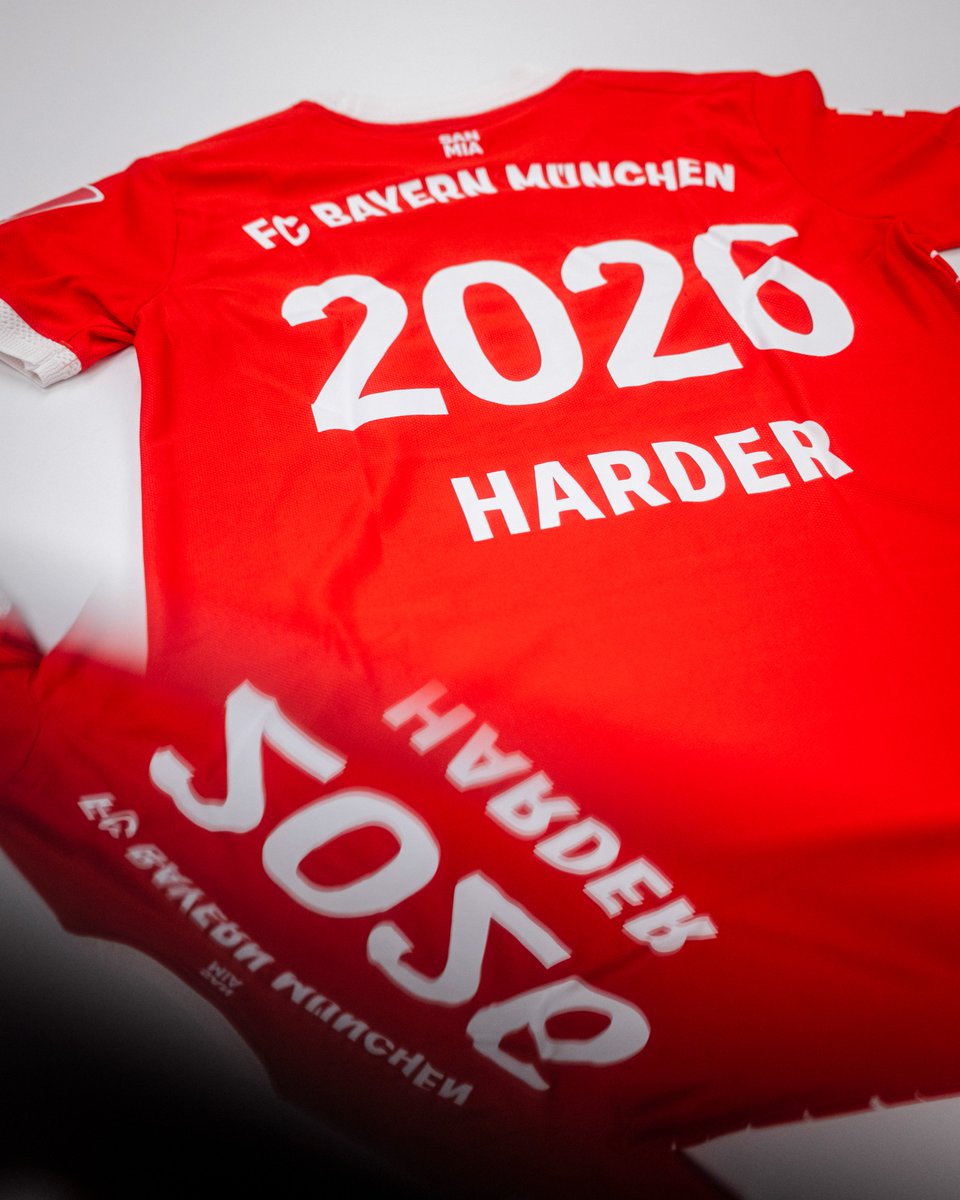 FCBfrauen's tweet photo. ✍️ 2️⃣0️⃣2️⃣6️⃣ 😍
#FCBayern #ServusPernille #ServusMagda https://t.co/IYCsvs2y5U