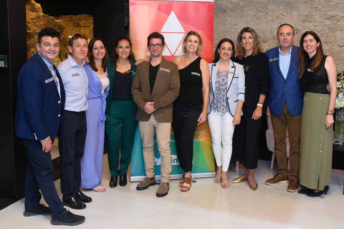 clubmktmed's tweet photo. Y anoche pudieron celebrarlo en el cóctel que tuvo lugar en su honor. Al evento acudió nuestro patrocinador principal, el Huerto de Santa María; el patrocinador @apunt_media y los impulsores: @caixapopular, @Consum, @Distpublic, @pinchaaqui y #zenithbr. https://t.co/tmaLWkdu3N