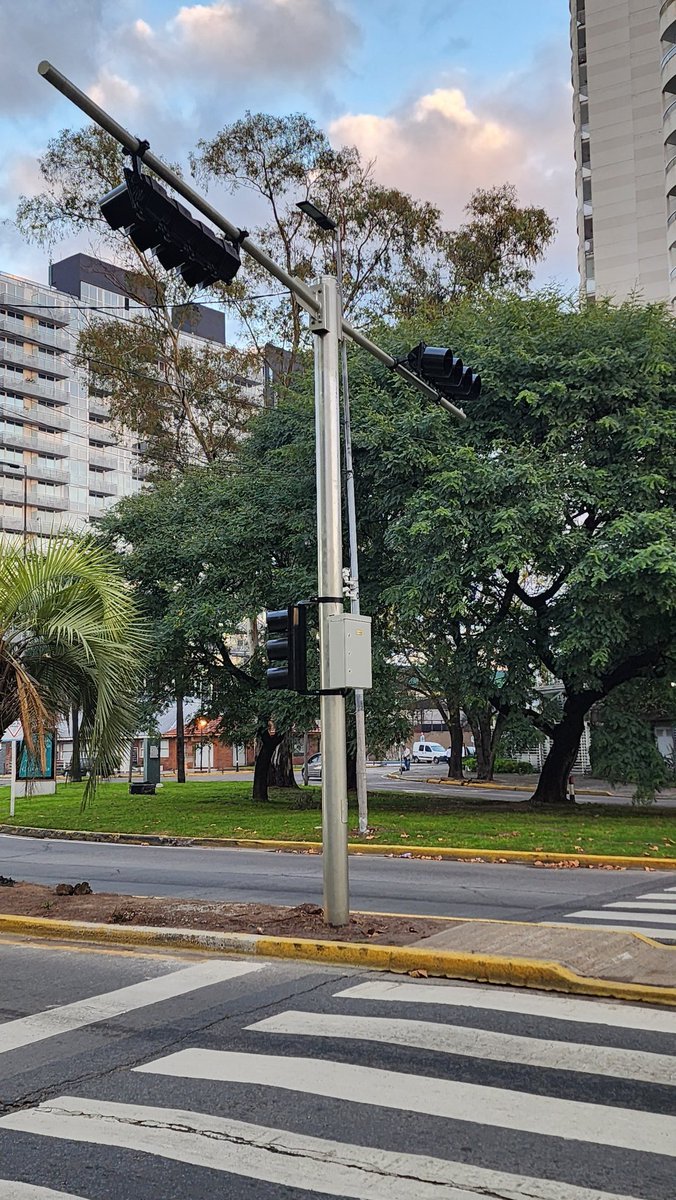 AdrianZorrero's tweet photo. @alertatigre @MunicipioTigre Quería avisarles que el semáforo nuevo de Luis Garcia y rotonda de Tigre no funciona y recien casi atropellan gente porque no frenan. Saludos https://t.co/Ve7TdkGjJI