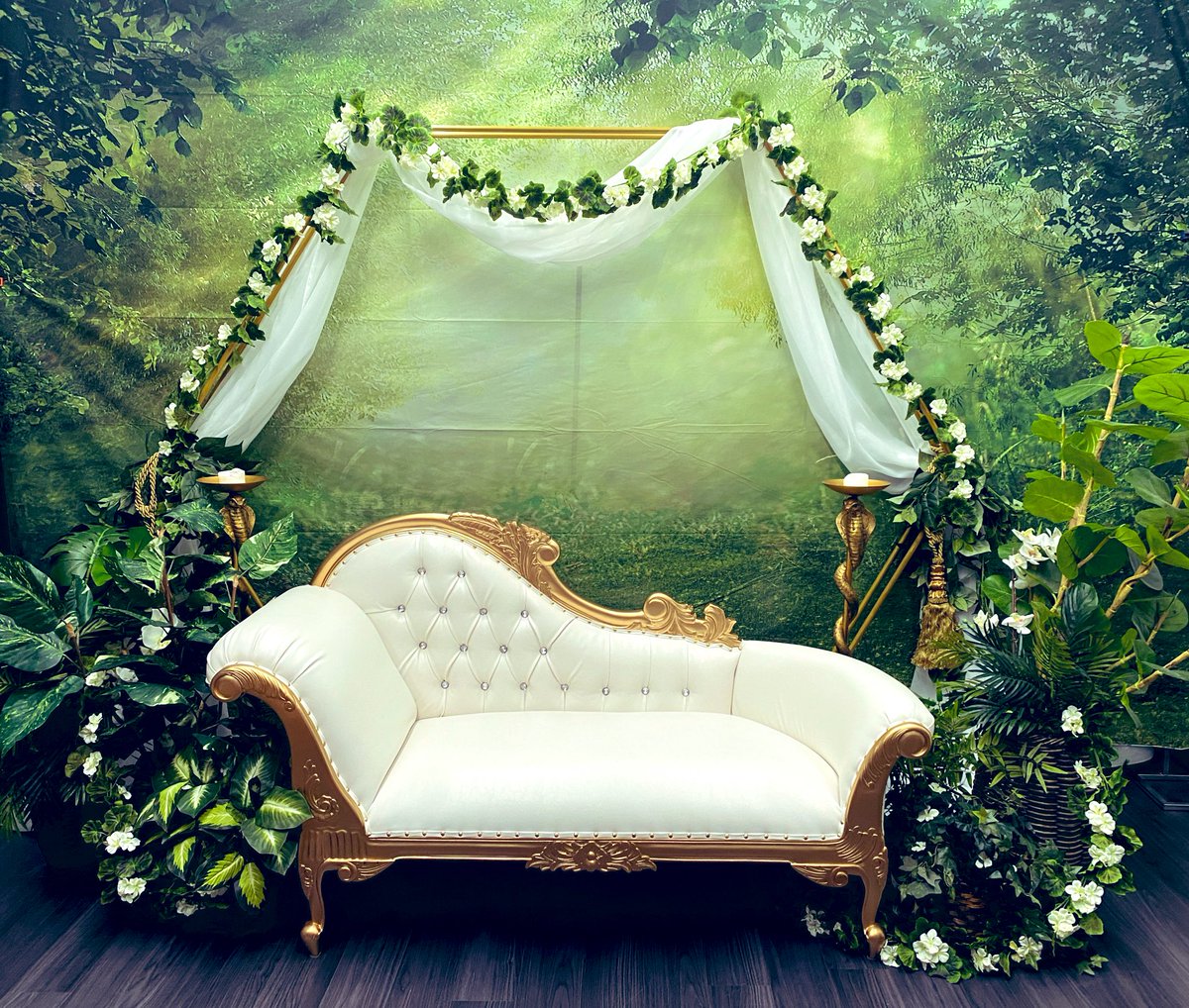 ScarlettLush's tweet photo. After many flights, tons of hours, little sleep, aching muscles, my girlfriend’s dream is becoming a reality this weekend at the Grand Opening of @WickedEden I’m so proud of @DominaSnow and @TheDaddyDes for undertaking a huge vision and making it a reality. I snapped some pictures yesterday and am in awe of how beautiful everything is but pics don’t even come close to translating how stunning the new space is. 

The new space wouldn’t be here without months of behind the scenes volunteers, donations, labor of love and a fantastic community. 

There’s still a lot to be done and of course with any new business a lot of snafus have popped up in the process. Please consider donating to help offset some of these costs for this new communal space https://t.co/YLDbXTtWL9 if you can’t donate, RT to spread awareness!