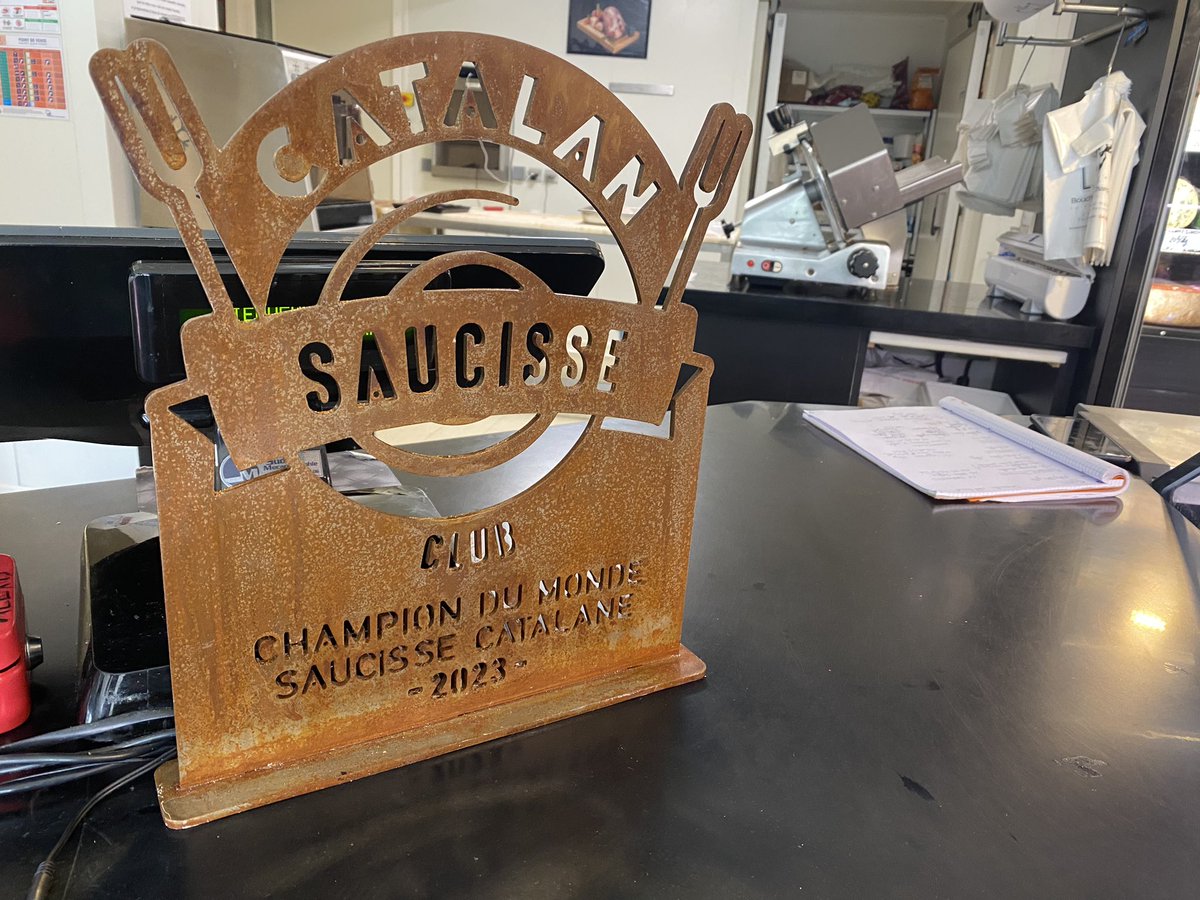 viaOccitanieTV's tweet photo. 🏆🐖#Gastronomie : La saucisse #catalane à ses nouveaux #champions du monde !

Ce week-end, c’est une boucherie/charcuterie de Saint-Paul-de-#Fenouillet (Pyrénées-Orientales) qui reçoit la coupe de champion. https://t.co/DZ7HwRhpnM