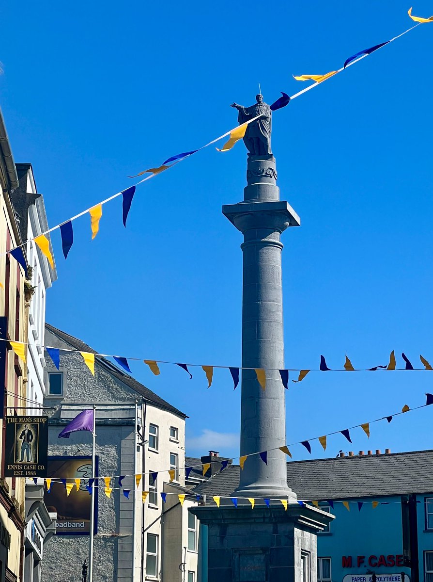 What did you say Daniel👂…. “Up the Banner” I thought so! 😆 
As <a href="/EnnisChamber/">Ennis Chamber</a> promised, bunting is up!  
Best of luck to  #Clare #hurlers in #Munster SHC Final June 11 and to Clare Minors against Galway, June 4 in All Ireland Minor #Hurling Final.
 #ClareAbú #UpTheBanner 💛💙