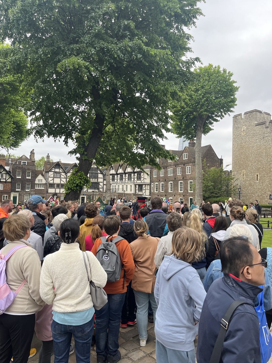 Another huge group on my first tour this morning, will certainly have no voice by the end of the day! 🏰🗝️

#yeomanwarders
#beefeater
#yw417 
#TowerofLondon #HalfTerm 
#VisitLondon 
#History