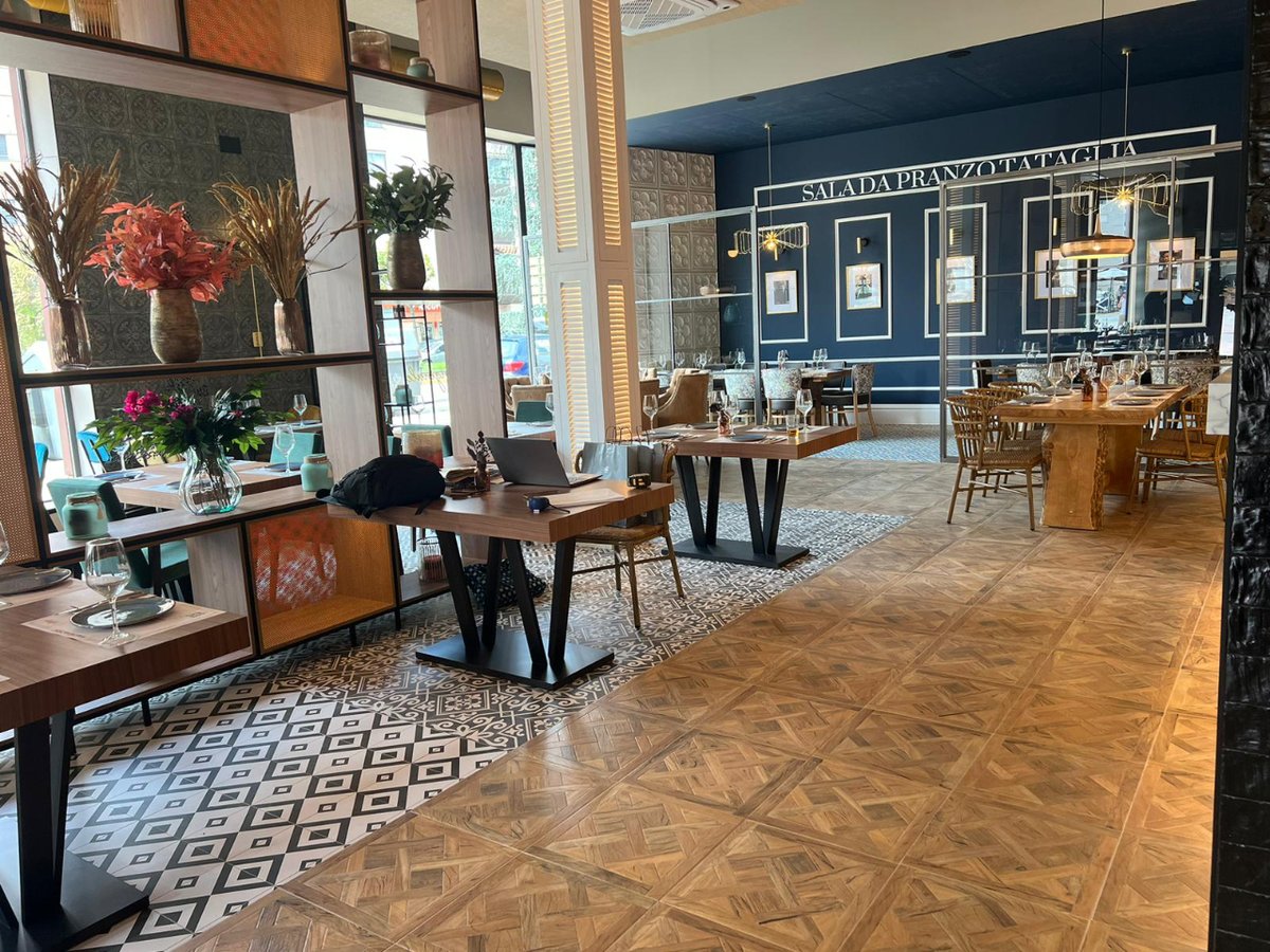 Demingo_s's tweet photo. 👉🏻¡Hoy se inaugura La Mafia se sienta a la mesa en Ponferrada! 🍕🍝😍

#DemingoEquipamientos ha colaborado en su montaje y aquí os dejamos el resultado. 🔧✨

¿Os gusta tanto como a nosotros? https://t.co/gNj9DqaVXC