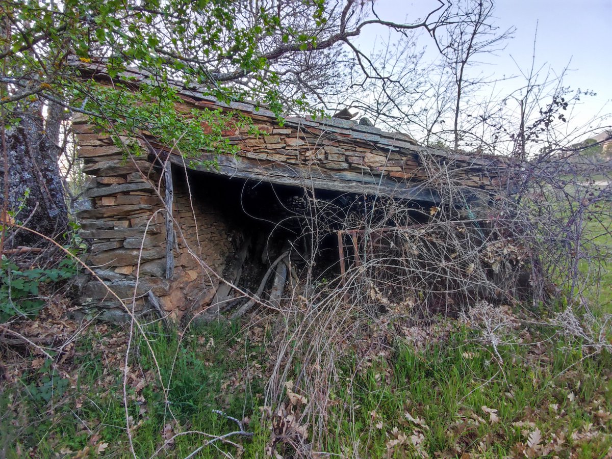 Era el vehículo familiar para todo uso, transporte de leña, recogida de sacos de patatas....  Su peculiar forma arquitectónica y su construcción manual en piedra seca lo hacen admirable. #horcajodelasierra #aoslos #sierranorte #sierranortedemadrid #sierranortemadrid