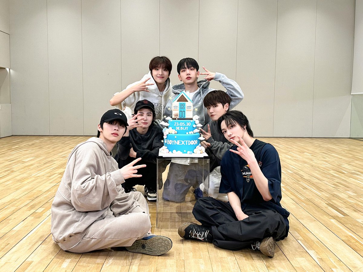 안녕하세요 BOYNEXTDOOR 입니다 ✌️ 
드디어 저희 트위터 계정이 오픈되었는데요! 
앞으로 우리 같이 다양한 일상들을 공유해요!! 🔥

그리고 오늘 밤 선물이 있을 거예요
(처음 여러분과 소통한다든지.. 뭐 그때 우리 만나자든지.. ❤️)

#BOYNEXTDOOR #보이넥스트도어