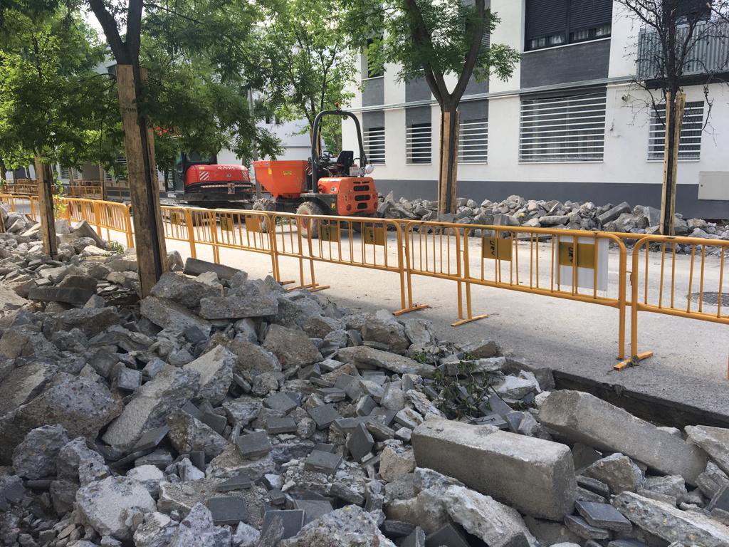 Después de las inundaciones 🌧️🌧️del pasado lunes, las calles del #BarriodelAeropuerto siguen sin estar limpias de barro 😡

El barrizal sigue haciendo honor a su nombre, y las calles vuelven a estar en obras ⚠️🚧

Para cuándo el nuevo colector?