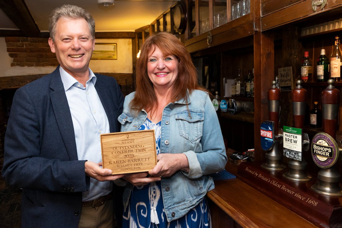Long-serving licensee at The Walnut Tree Aldington, Karen Barrett, received her Shepherd Neame Pub Award for Outstanding Contribution from our Chief Executive Jonathan Neame last night. As she couldn't attend the ceremony last week, he popped to the pub to present it to her👏🎉