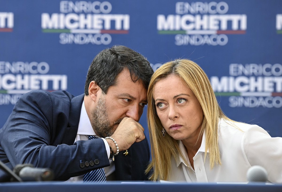 Salvini dice che tassare le barche dei ricchi fu un errore e che vuole levare anche il bollo per le auto di lusso. 

Poi però vediamo il governo emanare il decreto precariato e non rinnova gli sconti per bollette e benzina e non fa nulla per l’emergenza mutui e affitti.

Questa…