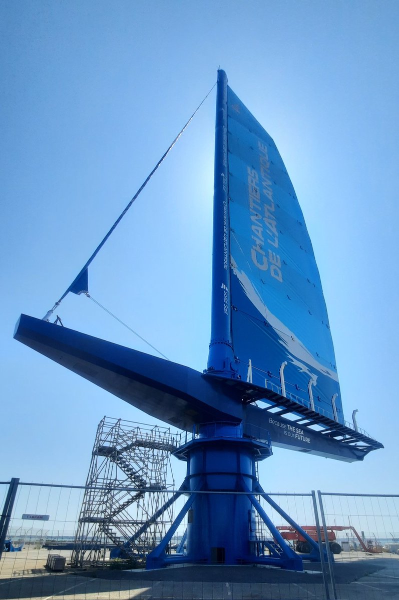 Respect_Ocean's tweet photo. [#WindForGoods] Jour 1. Pause déjeuner aux Chantiers de l'Atlantique pour découvrir le démonstrateur Solid Sail 🌬
⛵️Le neoliner sera équipé de deux de ces voiles de 76m de haut  @NeolineOnline https://t.co/DZgdW9D450