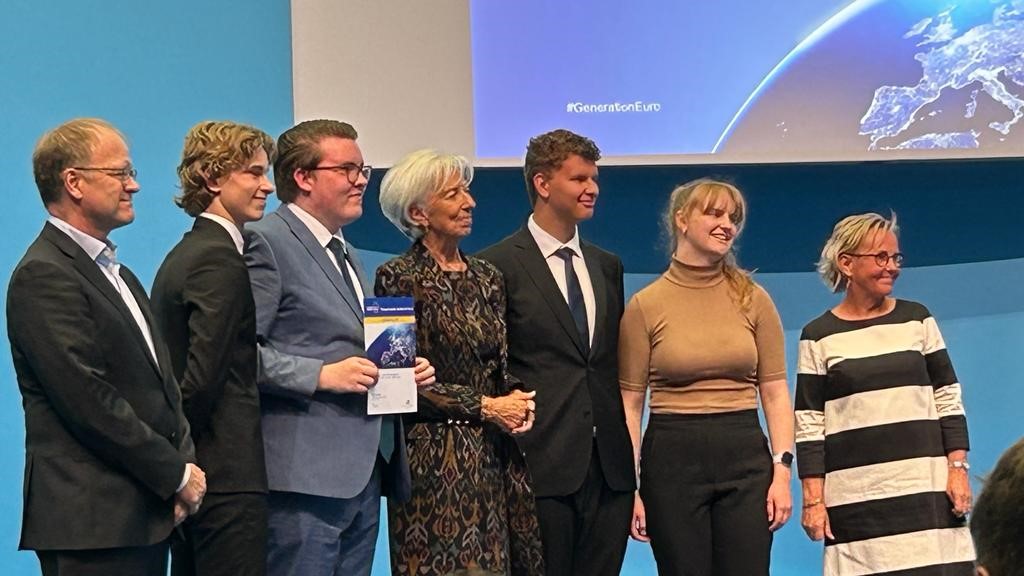 SuomenPankki's tweet photo. Suomen #Generationeuro-kilpailun voittajajoukkue vastaanotti diplomin EKP:n pääjohtajalta Christine @Lagarde.

Leo Boström, @ItaniemiPatrick, Juuso Latvateikari ja @SuontaustaVilma sekä opettaja Eija Niskanen palkittiin Frankfurtissa. Vasemmalla @RichardBrander Suomen Pankista. https://t.co/6kWhxHG7ok