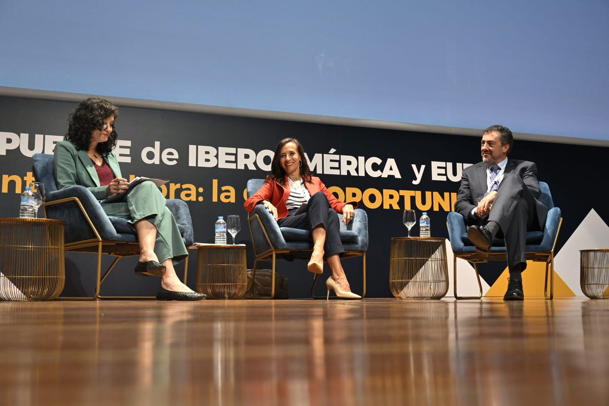 CEAPIconsejo's tweet photo. 🙌 Aprovechamos el último conversatorio del #VICongresoCEAPI para poner sobre la mesa las oportunidades que brinda #Latinoamérica a la UE, en su lucha contra el #CambioClimático, como suministrador fiable de recursos energéticos no contaminantes.

@BeatrizCorredor, presidenta de @RedeiaCorp, y Juan Ricardo Ortega, presidente del @GrupoEnergiaBog, profundizan en esta cuestión bajo la moderación de @_emiliaperez_, directora de #Economía de @agenciaefe.