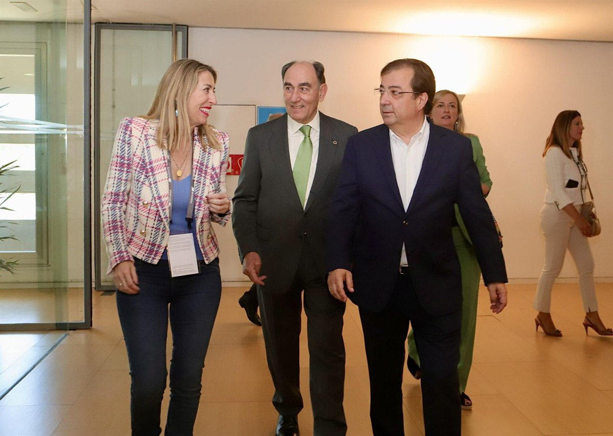 Ayer estuvo por aquí el amo del cortijo, para vigilar que “el cambio de guardia”, que se presume inminente, no toque los intereses expoliadores de Iberdrola en la región.
(Hilo 1/10)
