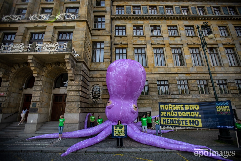 A giant inflated 'Ghost Octopus' is placed by activists of the environment protection organization 'Greenpeace' in front of the Czech Ministry of Industry and Trade to protest against deep sea mining. 📸 EPA / Martin Divisek 

#deepseamining #greenpeace #protest #epaimages