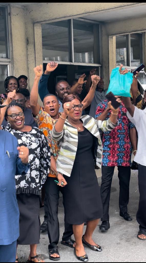EpelleBright2's tweet photo. HAPPENING NOW
Civil servants in great Joy as #Rivers State Governor His Excellency #SimFubaraKSC  is on an inspection visit to the state secretariat.

Details loading… https://t.co/uFYukDrAay