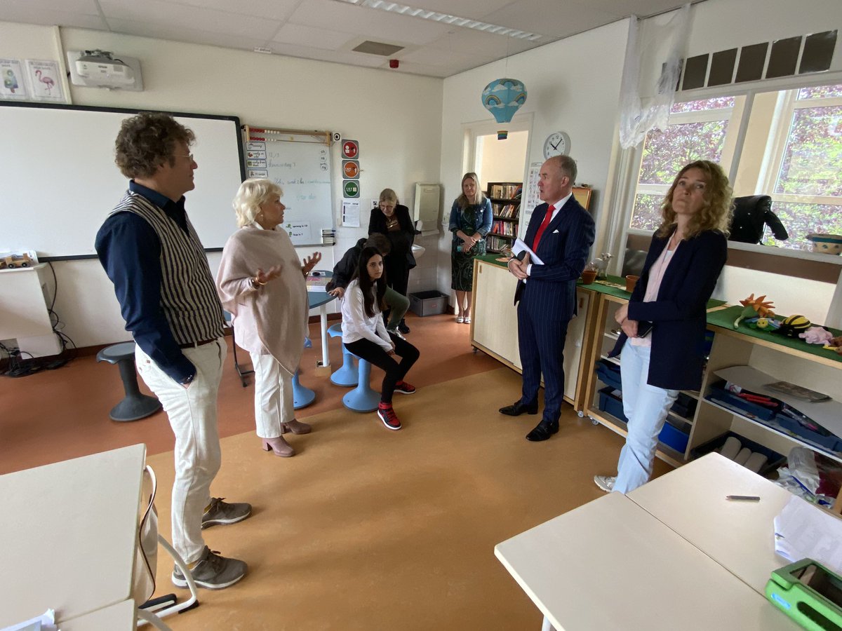 Op wurkbesite op de Plataanskoalle yn Ljouwert-East. In skoalle mei pasionearre minsken midden yn de ynternasjonale Liwwadder mienskip. De skoalle ferfult op allerhanne mêd in spilfunksje yn de wyk en belûkt ek âlders. Komplimenten! <a href="/Proloog_lwd/">Proloog basisonderwijs</a> <a href="/Gemeente_Lwd/">Gemeente Leeuwarden</a> <a href="/Plataanschool/">Plataanschool</a>