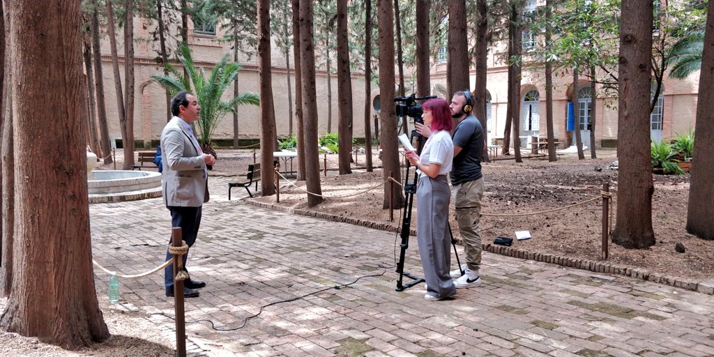 fesabid's tweet photo. Gracias al alumnado voluntario de la @fcd_ugr que contribuye en la realización de las #JEID23 ✨

#Entrevistas a patrocinadores preferentes: @OCLC_ES @innovative_es @grupobaratz 

🎙️ @natalims7
🎥 Martín Machado https://t.co/KXknSCmfQc
