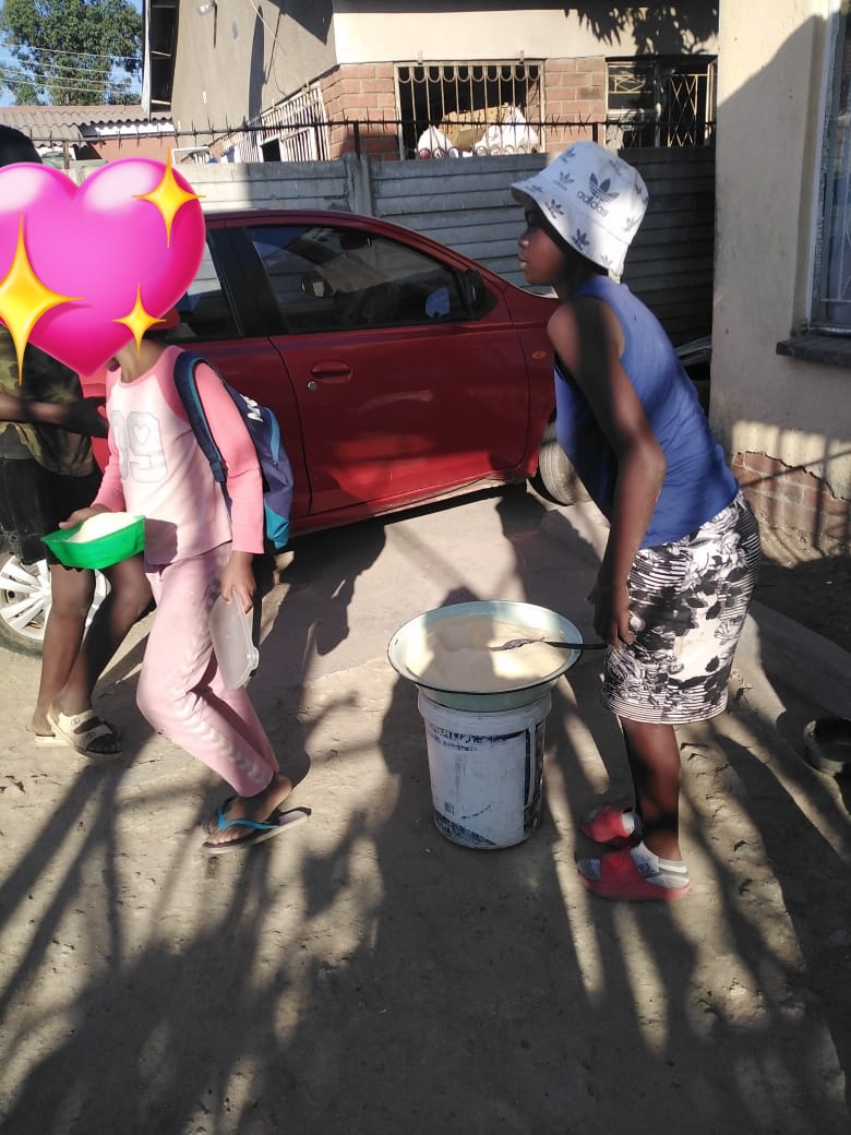 Semalho's tweet photo. Day 908

Porridge 40
Supper 0

We got a small bag of instant Porridge  and managed to feed the youngest of our recipients.Our numbers are decreasing as our food supplies dwindle. Please spare a thought and budget for Kuchengetana Trust recipients. https://t.co/4ibOYzanjY