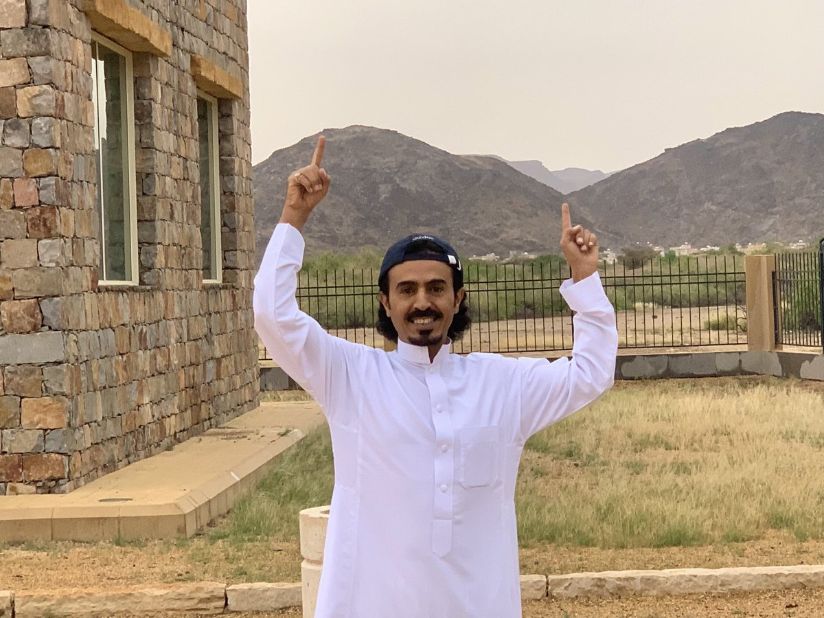 mashalgrad's tweet photo. طريق رَهْوَة البَهَم🔥

بتوفيق من الله سبحانه تعددت اكتشافاتي الأثرية بين نقوش متنوعة اللغات.. مناجم وأدوات تعدين قديمة.. قرية نجرانية كانت في طي النسيان (يَفْعَت).. دَيْر للرهبان ومقبرة مسيحية.. طريق مجهول كانت تسلكه القوافل.. وغيرها كثير من الاكتشافات النوعية التي رَفَدْتُ بها خزينة الوطن الأثرية ولله الحمد.

من أهم هذه الاكتشافات طريق قديم تم نحته في جبل السوداء المجاور لمدينة الأخدود. حيث يعتقد الأهالي أنه طريق طبيعي لا يوجد به أي تدخل بشري ولذلك أسموه (رهوة البهم). والرهوة في اللغة العربية تعني ما انخفض وارتفع ما حوله. وفيما يلي تعريف شامل اقتبسته من كتاب أساس البلاغة للزمخشري لتعم الفائدة:
"رهو رهو
(وَ اُتْرُكِ اَلْبَحْرَ رَهْواً ) : ساكناً كما هو، و عيشٌ راهٍ : ساكن. و قيل جَوْبَة بين ماءين قائمين. و الرَّهْوُ ما اطمأنّ من الأرض و ارتفع ما حوله. و مرّ بأعرابيّ فالج فقال:
سبحان اللّه رَهْوٌ بين سَنامين، و الرَّهوةُ مثله. و يقال:
طلعَ رَهْواً و رَهْوة و هو نحو التلّ.
قال ذو الرّمّة:
يُجَلّي كمَا جَلّى على رَأسِ رَهْوَةٍ 
منَ الطّيرِ أقنى يَنفضُ الطَّلَّ أزْرَقُ‌
و جاءت الخيل رَهْواً : متتابعة. و أتاه بالشي‌ء رَهْواً سهواً أي عفواً سهلاً لا احتباس فيه؛ قال:
يَمشينَ رَهْواً فلا الأعْجازُ خاذِلَةٌ 
وَ لا الصُّدورُ على الأعجازِ تَتّكِلُ". انتهى الاقتباس.
أما (البهم) فيُطلق على صغار الأغنام. أنشد قيس بن الملوح:
تَعَلَّقتُ لَيلى وَهيَ غِرٌّ صَغيرَةٌ
وَلَم يَبدُ لِلأَترابِ مِن ثَديِها حَجمُ
صَغيرَينِ نَرعى البَهمَ يا لَيتَ أَنَّنا
إِلى اليَومِ لَم نَكبَر وَلَم تَكبَرِ البَهمُ
وقد أسموها (رهوة البهم) كناية عن سهولة الطريق.

لكنني أرى في طريق الرهوة المنحوت في الصخر بصمات هندسية استطاع أصحابها توظيف الطبيعة وتسخيرها لخدمة الإنسان. فمثل هذا المشروع الصعب المكلف بمعايير الماضي والحاضر أيضاً لا يقوم بتنفيذه إلّا دولة ذات قوة وإمكانات كبيرة. 
من القرائن التي تعزز فرضيتي وجود نقش في جبل السوداء مجاور للشق الصخري مدون بخط عربي مبكر (القرن الأول- الثاني هـ تقريباً). يتضمن كلمتين هما: (أربعة أميال). صخرة النقش تقع على طريق جانبي يتفرع من طريق الرهوة ويمر بدير مسيحي مُشيّد في قمة جبل السوداء تحيط به ركامات حجرية قد تكون بقايا مقبرة قديمة.
لا أعلم هل لهذا النقش علاقة بطريق رهوة البهم أم لا؛ ولكنني أفترض بأن طريق الرهوة أقدم من النقش؛ ثم في وقت لاحق تم استخدام الطريق الجبلي من قبل حجاج مسيحيين ليُسهّل وصولهم إلى مزاراتهم الواقعة في أعلى الجبل، وبعد زيارتهم يعودون مع الطريق الفرعي المنحدر شمالاً إلى محطة (مجهولة) تبعد أربعة أميال!
لماذا تم شق الطريق وتمهيده للقوافل؟!
حقيقةً الطريق لا يختصر على القوافل الداخلة إلى المدينة أو الخارجة منها سوى بضعة أميال لحيث أن القافلة تستطيع الوصول إلى المدينة الأخدودية عبر السهل دون أن تتجشّم عناء صعود الطريق الجبلي. وبالتالي فإن (اختصار المسافة) لا يبدو لي سبب منطقي للقيام بهكذا مشروع. أو بالأحرى ليس هو السبب الرئيسي الذي يقف وراء تنفيذه. يا ترى ما هو السبب الجوهري؟!.

في المصادر التاريخية التي اطلعت عليها لم أجد خبراً عن هذا الطريق المنحوت في الصخر لذا سأفترض له أسباباً أرجو أن تكون منطقية:
للطريق الجبلي علاقة مباشرة بالمدينة العتيقة (الأخدود حالياً)، فهو مزامن لتنفيذ مشروع هندسي معماري ضخم يتمثل في بناء قصورها وأسواقها ومعابدها الحجرية. حيث تم شقه في الجبل المجاور ليسهل عليهم نقل الصخور الجرانيتية والجيرية اللازمة لبناء المدينة وجلبها من الجبال الجنوبية القريبة جداً..!
يظن البعض أن حجارة الأخدود جُلبت من خارج نجران، والبعض الآخر يعتقد أنه تم جلبها من قرى نجران الشمالية (بئر عسكر ومحيطها)، شخصياً أرى أنه تم قصها وجلبها من الجبال الجنوبية المجاورة للمدينة مثل جبل السوداء، الحمر، رير، سليت، أبا الولع، الهشيمة، وجبل المُرَحّى الذي قد يكون سمّي بهذا الاسم بسبب صنع الأرحية (جمع رَحَى) الأخدودية الضخمة من صخوره الصلدة. إن المنطقة الجبلية الجنوبية المتاخمة للأخدود غنية بصخور الجرانيت والبازلت والجابرو، كذلك يوجد بها عدد من الجبال الجيرية البيضاء أحدها يقع خلف رهوة البهم مباشرة يسميه الأهالي (جبل النّوره). أرى أن الحجارة الجيرية كانت تُجلب من الجبال البيضاء ومنها جبل النورة وتنقل عبر رهوة البهم إلى المدينة، وهناك يتم تكسيرها وحرقها في الأفران واستخلاص المسحوق الجيري الأبيض المسمى النّورة (كربونات الكالسيوم)، ومن ثم استخدامه في طلاء الجدران وتلوينها وغير ذلك من الاستخدامات المعروفة للمواد الجبسية. 
يتبع..
1️⃣ / 3️⃣