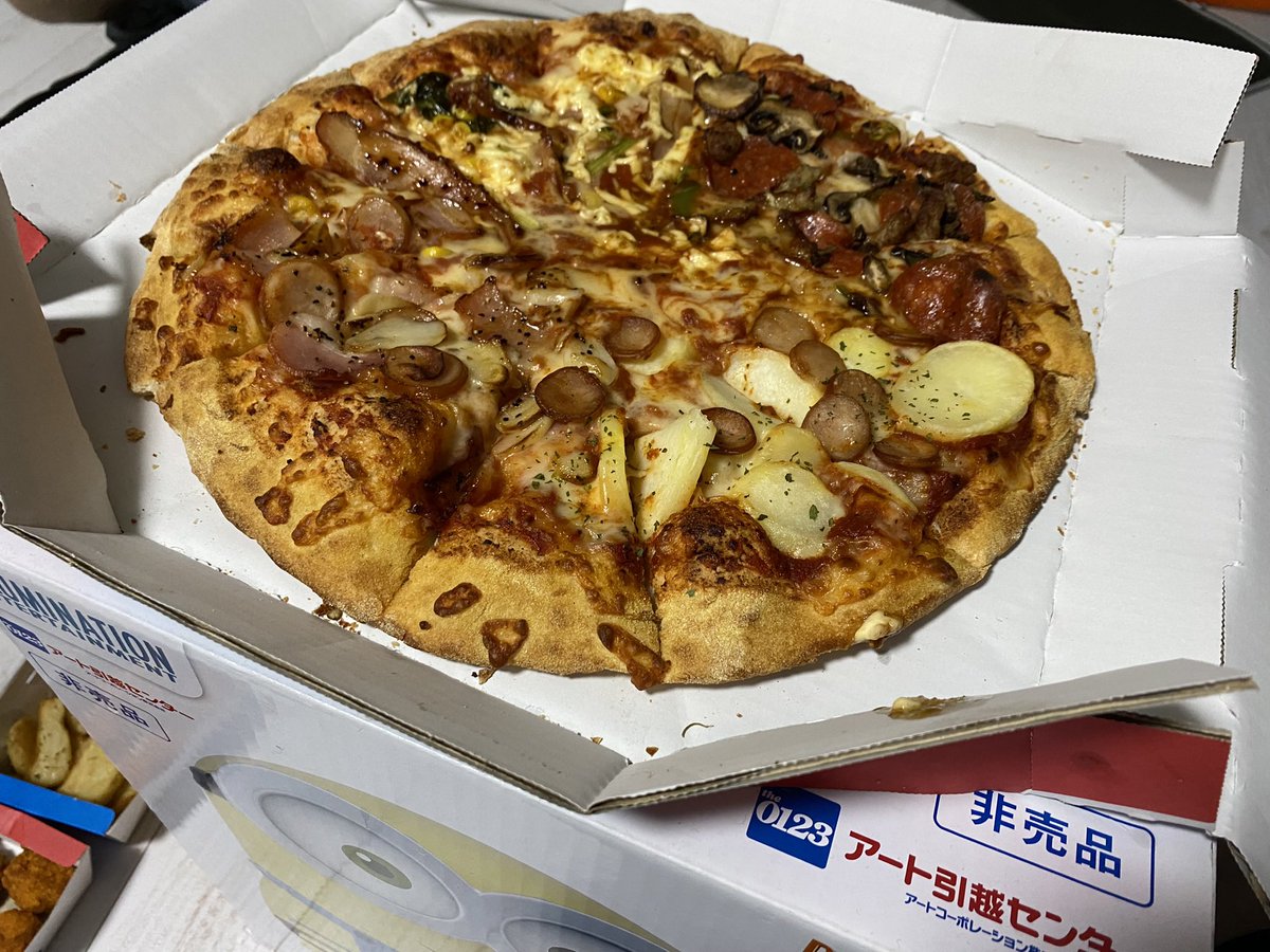tripleacc's tweet photo. 韓国のドミノピザはもっと分厚いらしい https://t.co/W9gwEgkmcY