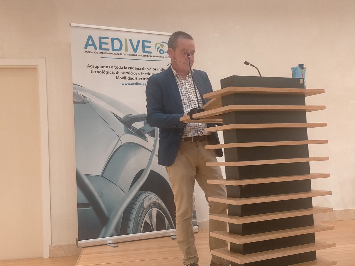 Hoy hemos presentado el Anuario de Movilidad Eléctrica a la comunidad de <a href="/AEDIVE/">AEDIVE</a> acompañados de más de 100 personas. Gracias al trabajo de <a href="/Arturopdelucia/">Arturo Pérez d Lucia</a> y su equipo, el evento está siendo todo un éxito. Enhorabuena y a por la siguiente edición. <a href="/PhoenixContactE/">Phoenix Contact ES</a> <a href="/AsociacionAUVE/">AUVE</a>